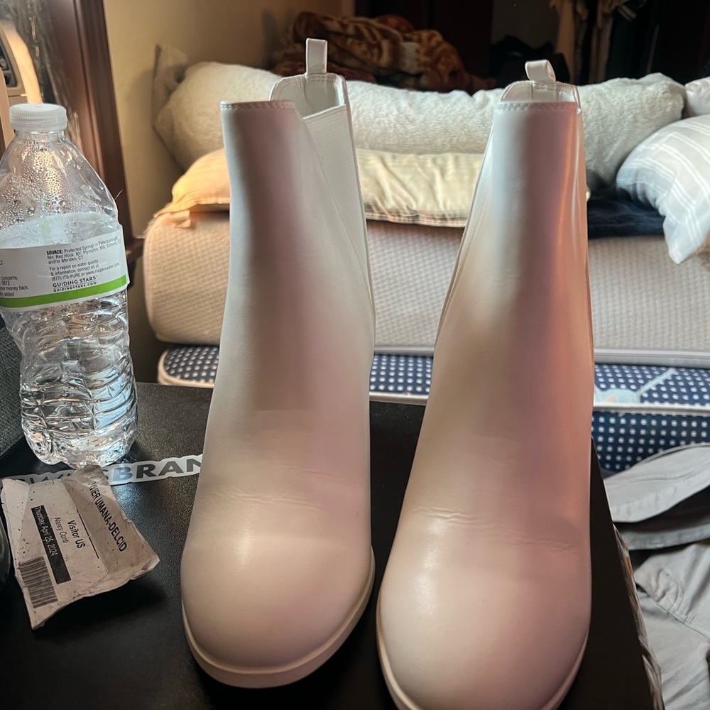 Forever 21 Chic White Ankle Boots